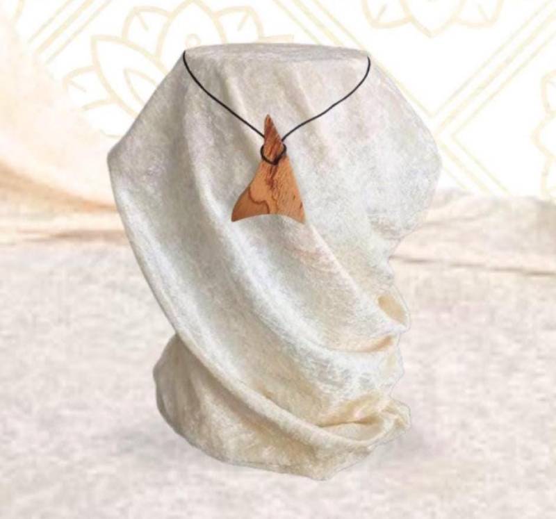 Schmuck Des Naturgeistes - Handgeschnitzter Holzanhänger Von Künstlerin Simone C. Levy | Einzigartige Geschenkidee Schmuck Des Naturgeistes - Handgeschnitzter Holzanhänger Von Künstlerin Simone C. Levy | Einzigartige Geschenkidee von AbuMiddain
