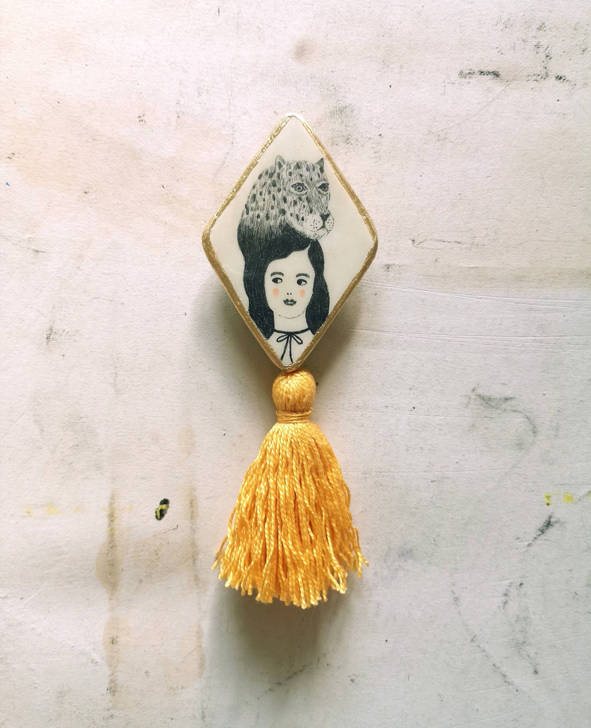 Handgemachter Jaguar Clay Pin Bleistiftzeichnung, Goldene Quaste von AbundanceOfTheSoul