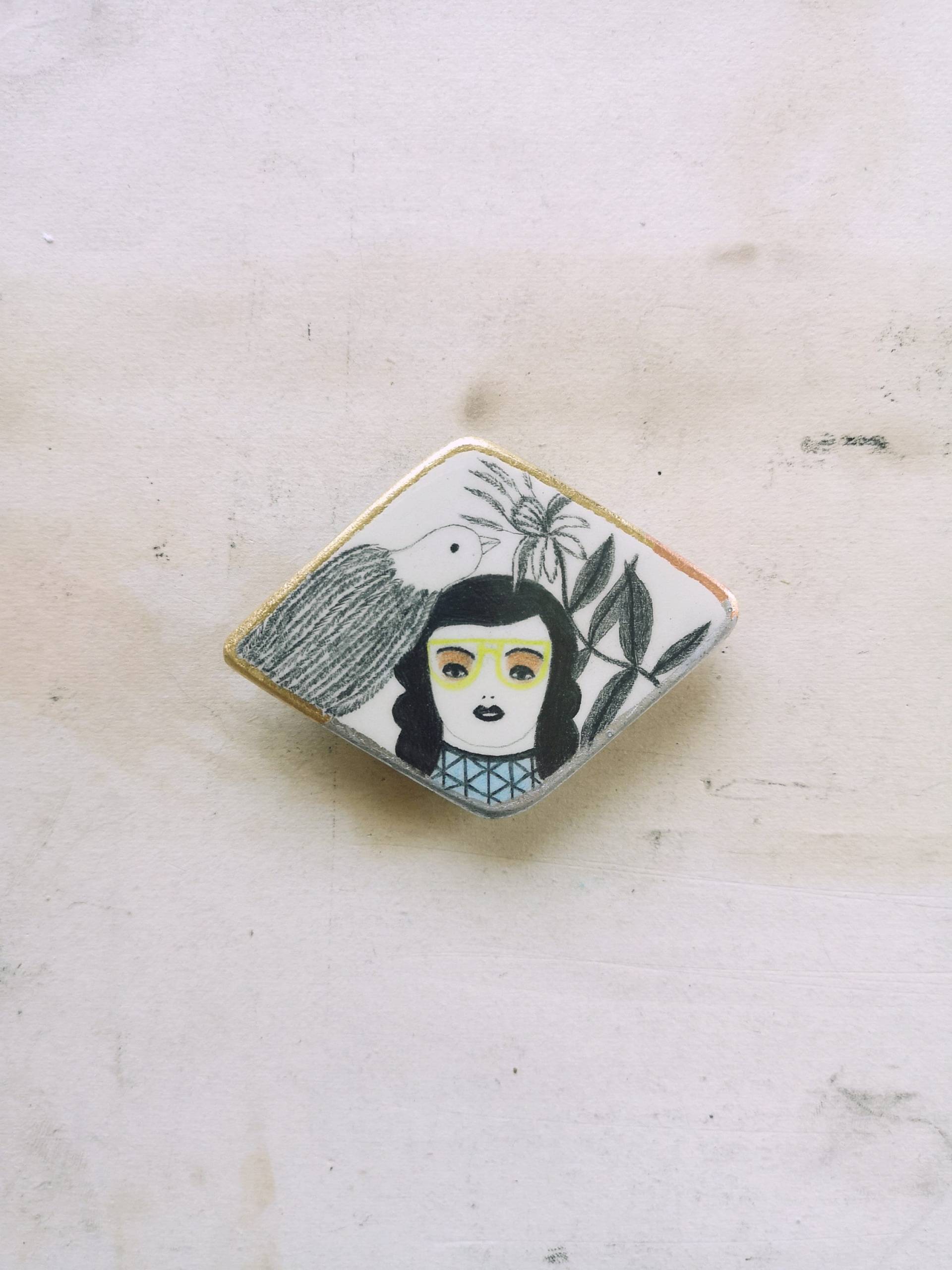Handgemachter Vogel Clay Pin Mädchen Portrait | 6.9/5.2 cm Handgemachter Vogel Clay Pin Mädchen Portrait | 6.9/5.2 cm von AbundanceOfTheSoul