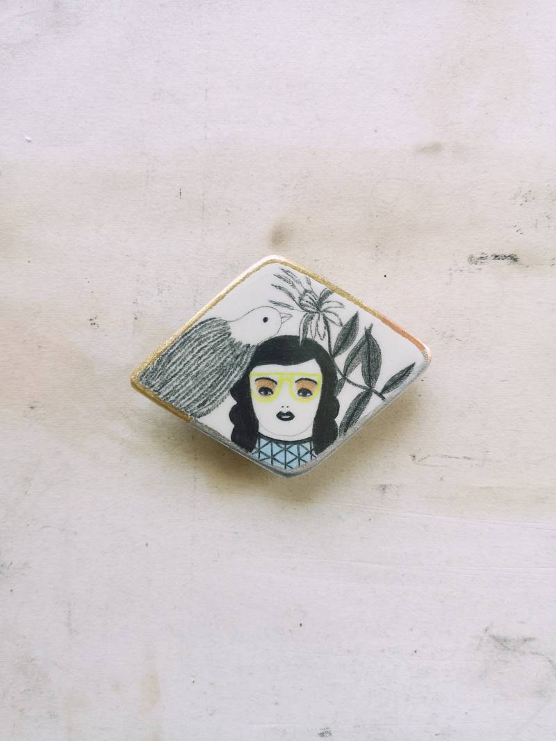 Handgemachter Vogel Clay Pin Mädchen Portrait | 6.9/5.2 cm Handgemachter Vogel Clay Pin Mädchen Portrait | 6.9/5.2 cm von AbundanceOfTheSoul