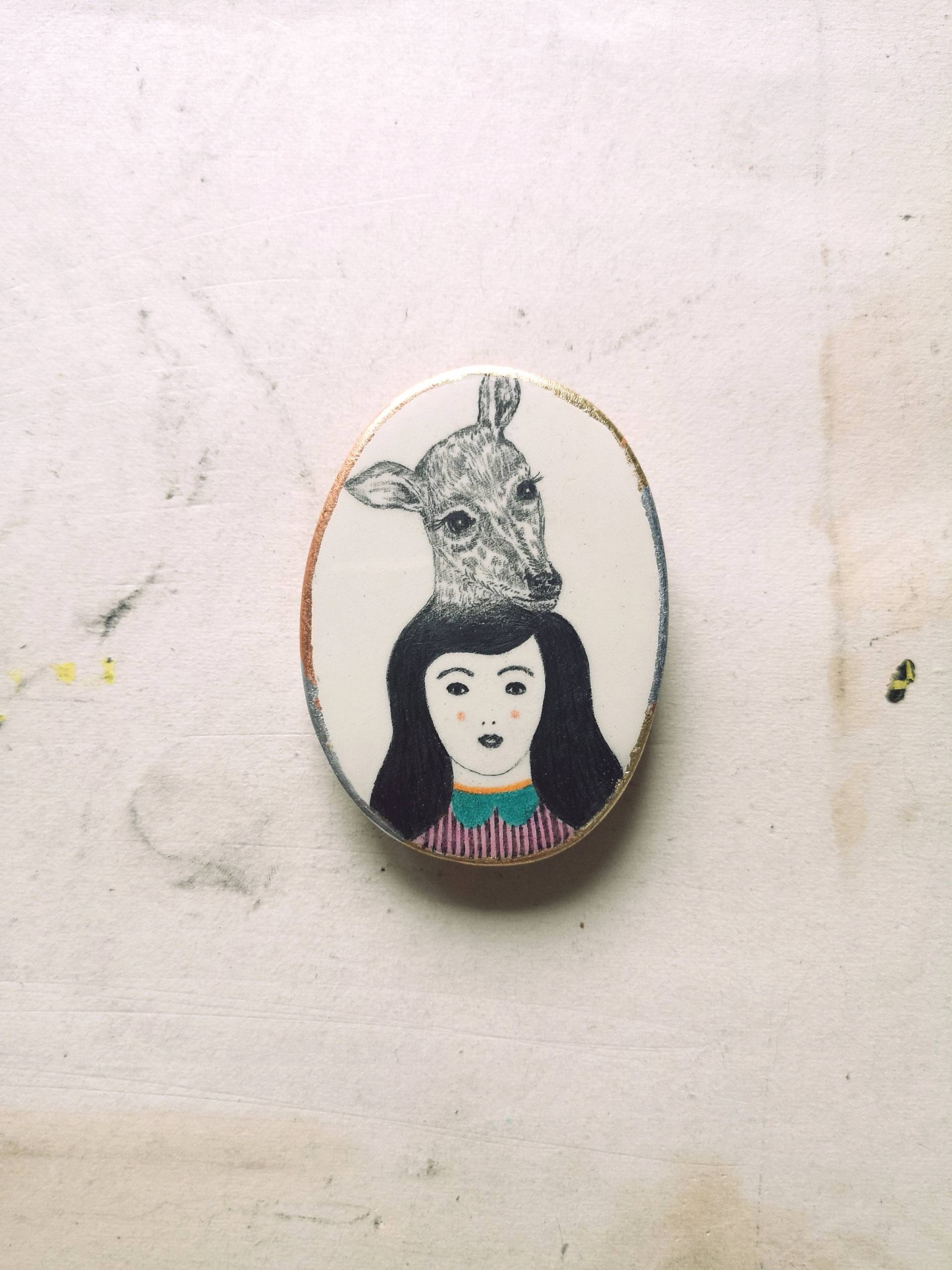 Hirsch Clay Brosche Ovales Tier, Anstecker, Bleistiftzeichnung Hirsch Clay Brosche Ovales Tier, Anstecker, Bleistiftzeichnung von AbundanceOfTheSoul