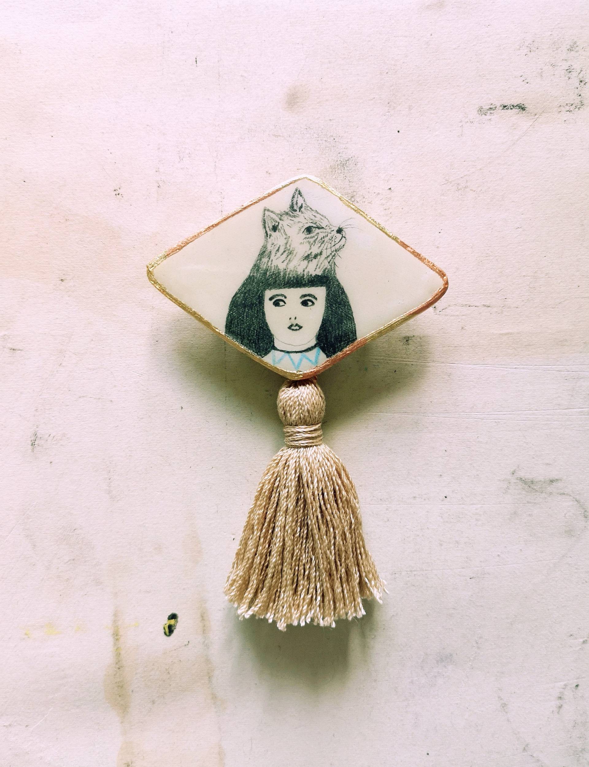 Katze Clay Pin Bleistift Zeichnung Mädchen Porträt Brosche Mit Quaste Katze Clay Pin Bleistift Zeichnung Mädchen Porträt Brosche Mit Quaste von AbundanceOfTheSoul