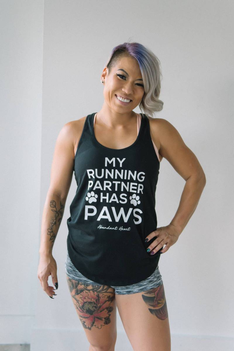 Mein Laufpartner Hat Pfoten Workout Tank/Hund Top Laufende Geschenk Besitzer von AbundantHeartApparel
