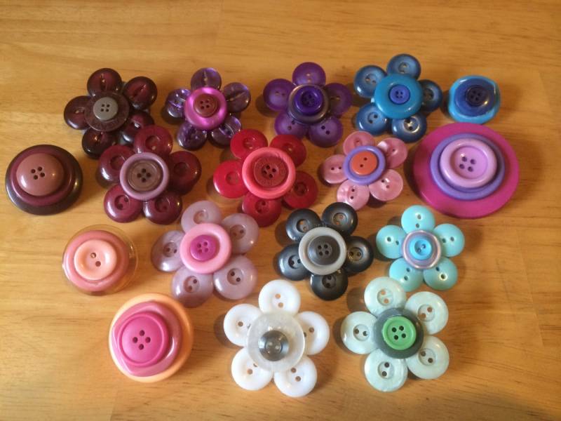 Wunderschöne Handgemachte Recycelte Knopfblumen Broschen Ideal Für Geschenke Jemand Besonderen Wunderschöne Handgemachte Recycelte Knopfblumen Broschen Ideal Für Geschenke Jemand Besonderen von AcaciajayeCrafts