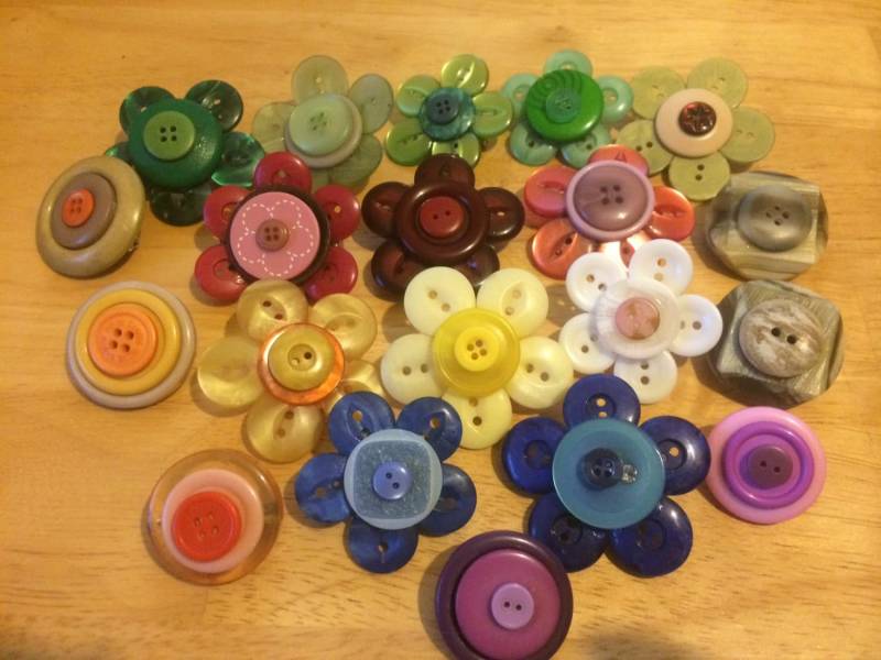Wunderschöne Handgemachte Recycelte Knopfblumen Broschen Ideal Für Geschenke Jemanden Besonderen, Freunde, Familie Oder Lehrer Wunderschöne Handgemachte Recycelte Knopfblumen Broschen Ideal Für Geschenke Jemanden Besonderen, Freunde, Familie Oder Lehrer von AcaciajayeCrafts