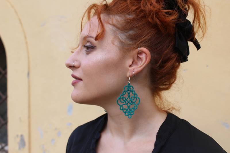 Grüne Ohrringe, Schmuck Aus Tätowierter Spitze, Sehr Leichte Ohrringe von Acasaconmanu