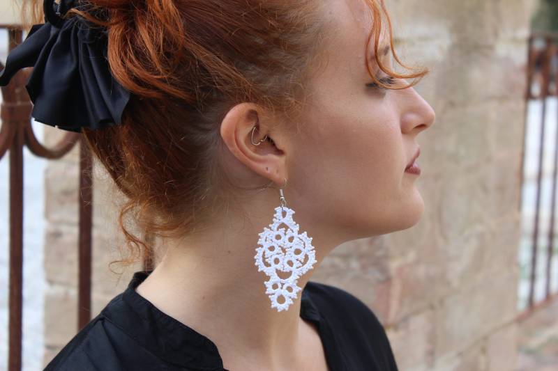 Ohrringe Aus Weißer Perle Und Geklöppelter Spitze, Brautohrringe Weiße Tropfenohrringe von Acasaconmanu