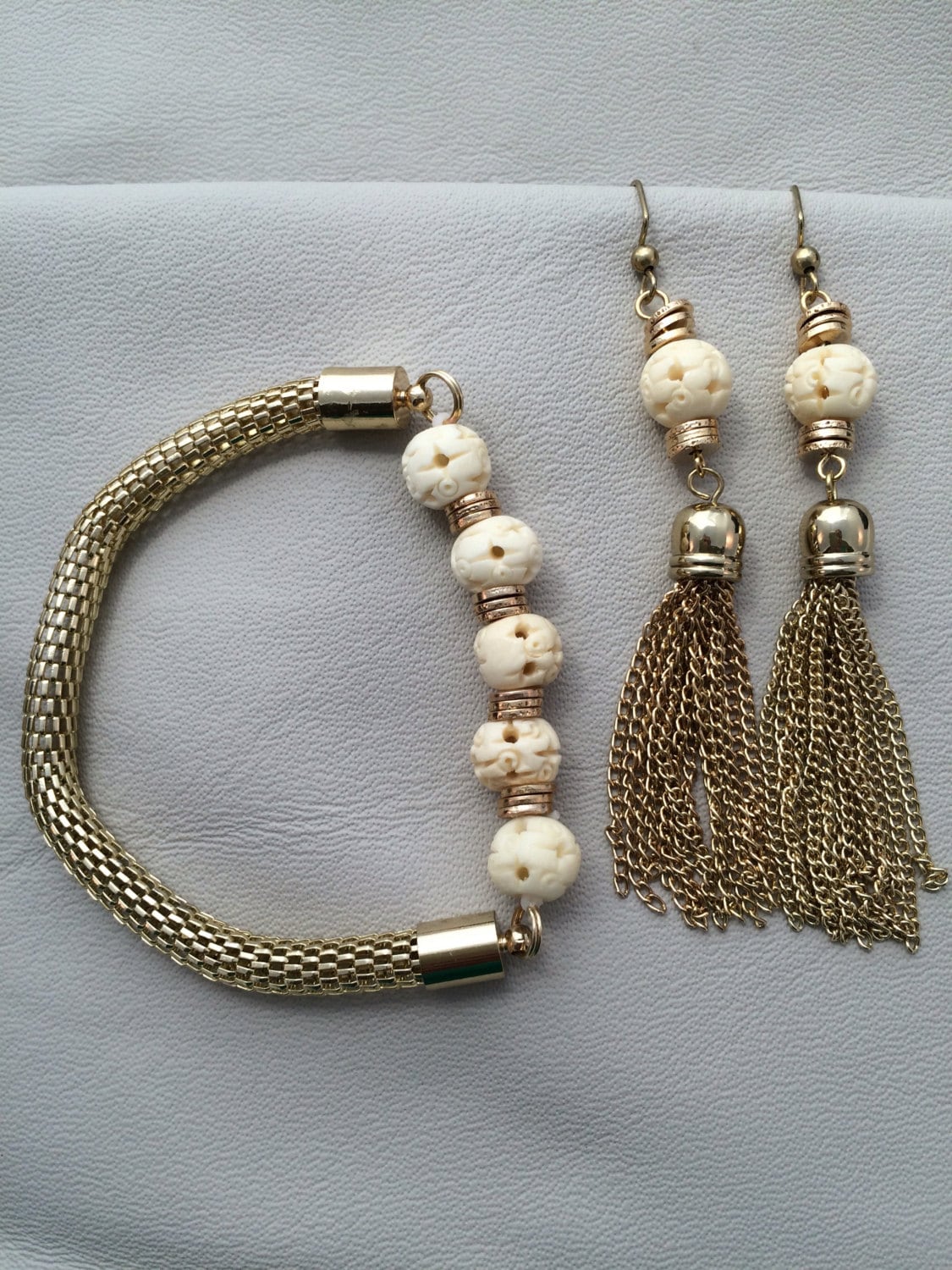 Geschnitzte Knochen Und Gold Ton Kette Ohrringe Armband Set Geschnitzte Knochen Und Gold Ton Kette Ohrringe Armband Set von AccentAllusions