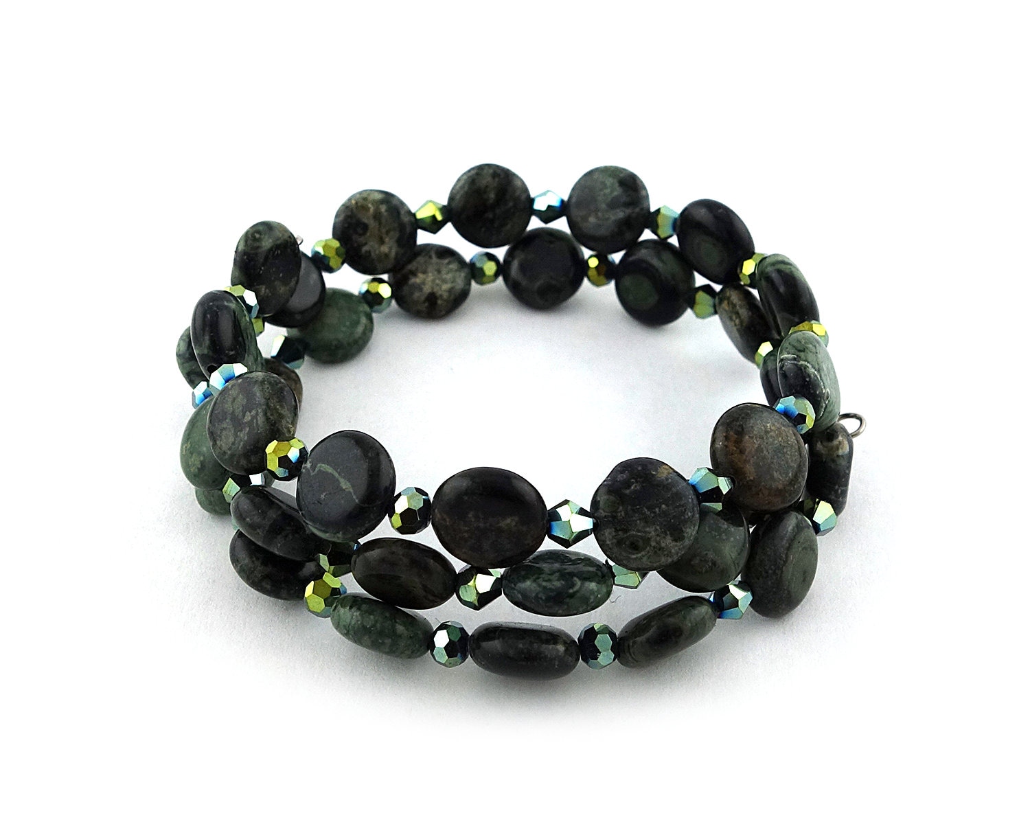 Grün Jungle Jaspis Lentil Bead Und Facettiertes Glas Memory Wire Armband Grün Jungle Jaspis Lentil Bead Und Facettiertes Glas Memory Wire Armband von AccentAllusions