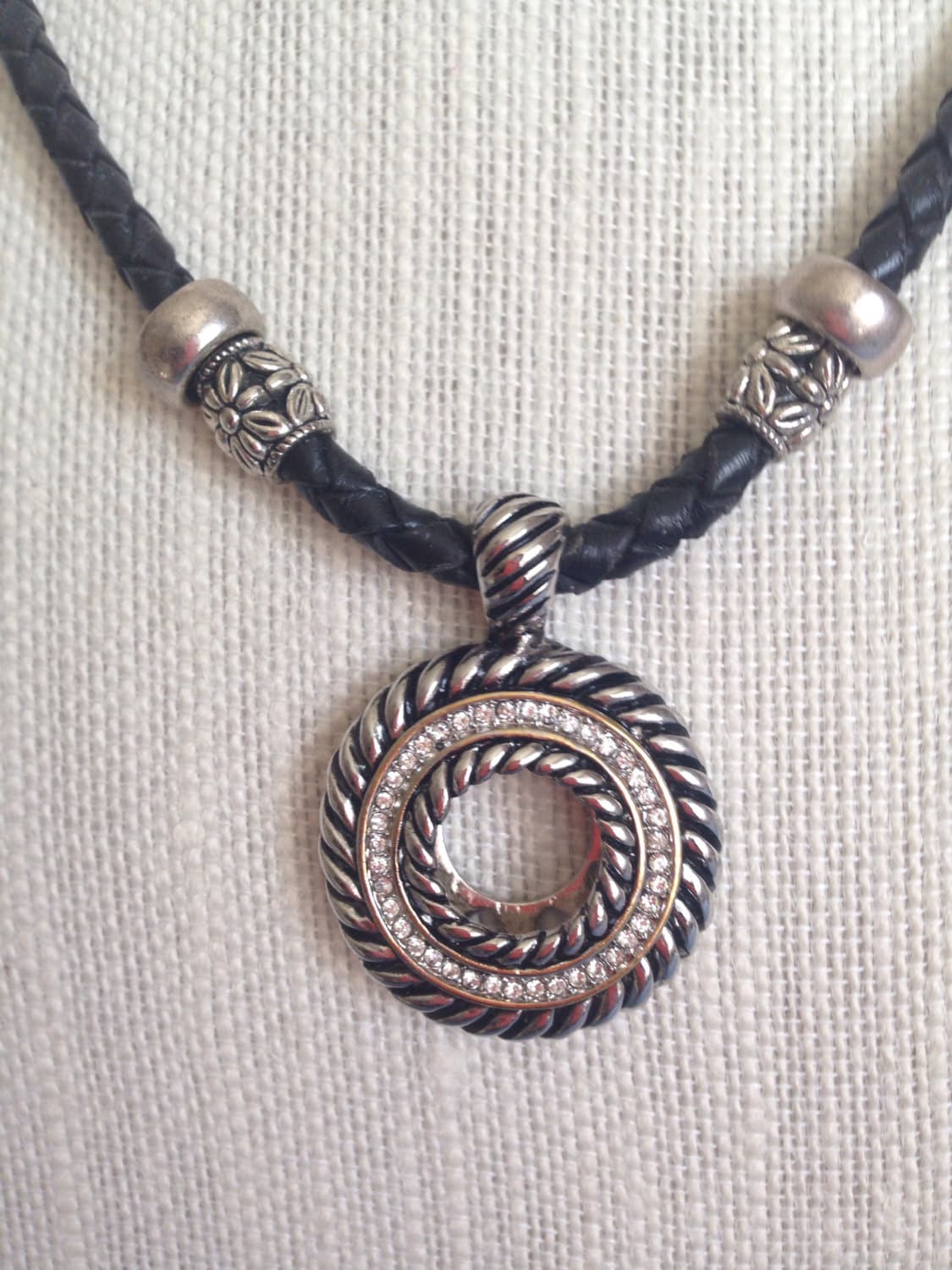 Schwarze Lederkette Mit Western Style Silber Ton Circle Anhänger Schwarze Lederkette Mit Western Style Silber Ton Circle Anhänger von AccentAllusions