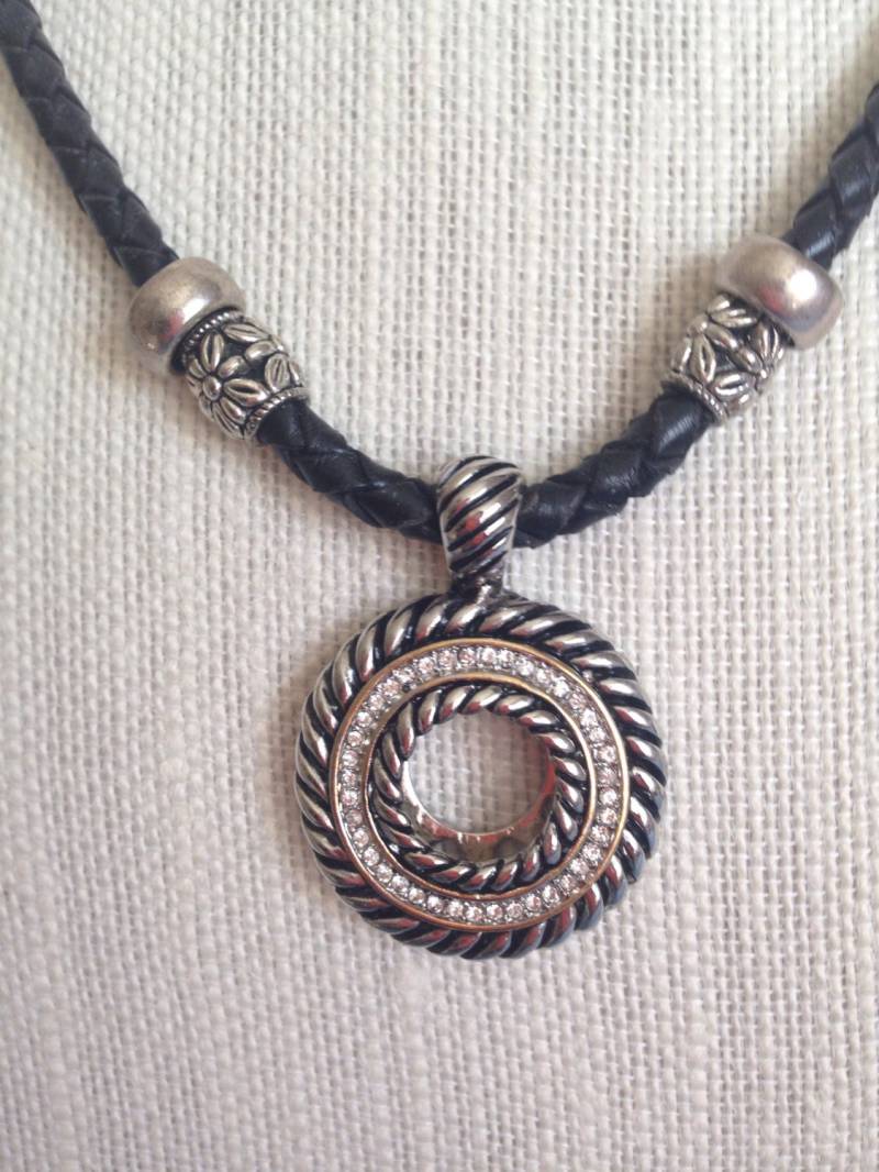 Schwarze Lederkette Mit Western Style Silber Ton Circle Anhänger Schwarze Lederkette Mit Western Style Silber Ton Circle Anhänger von AccentAllusions