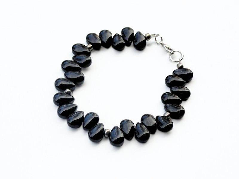 Schwarze Träne Perlen Armband, Schwarze Geschenk Für Sie, Handgemachte Modeschmuck, Einfachen Schmuck von AccentsByCat