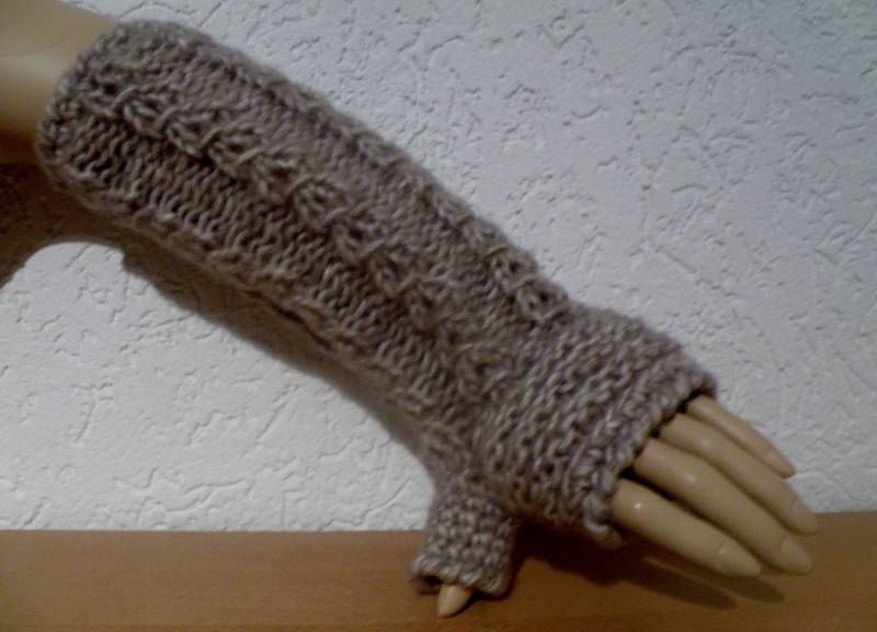 Armstulpen/Pulswärmer Handgestrickt Beige Sandfarben Superweich von AccessoiresByMarja