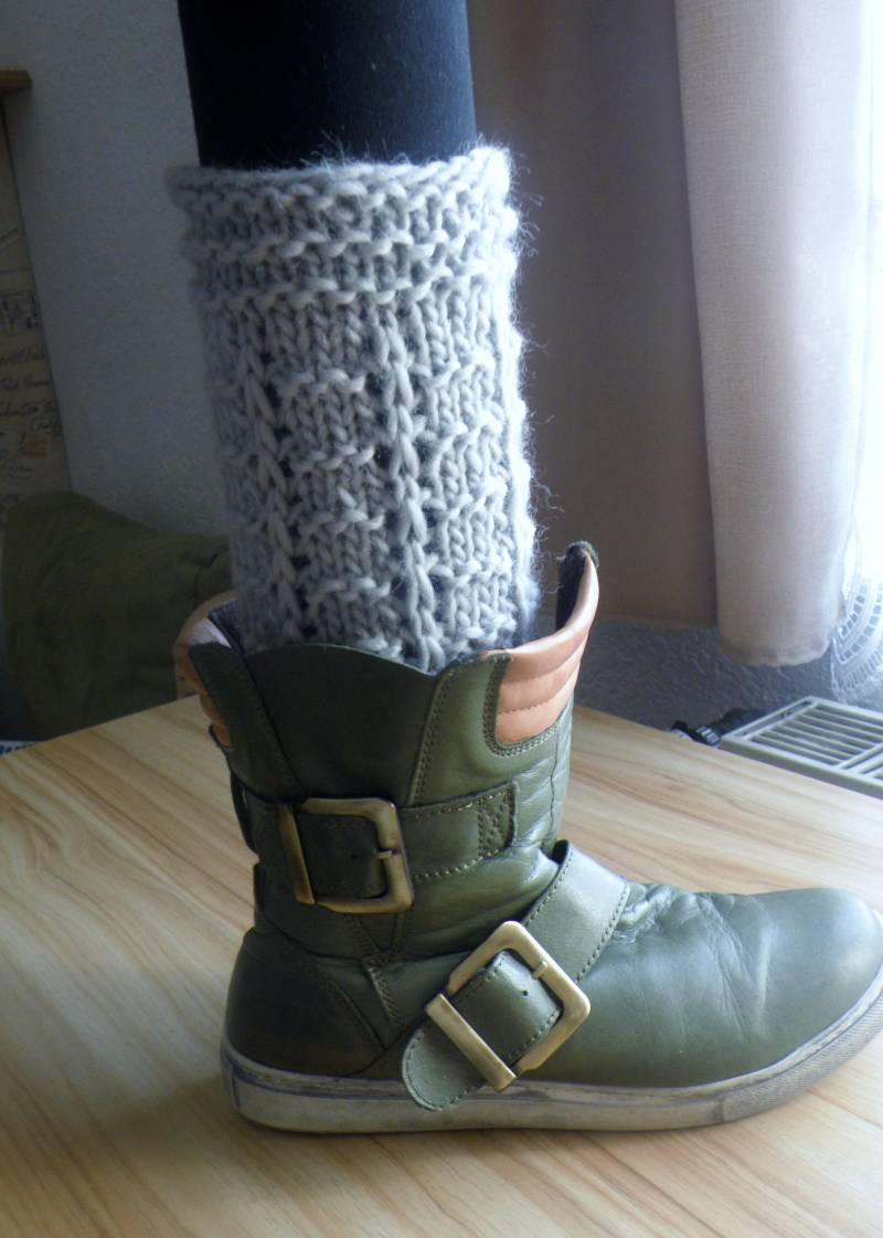Bootcuffs/stiefelblitzer Handgestrickte Bein Armstulpen Pulswärmer - Merino Grau von AccessoiresByMarja