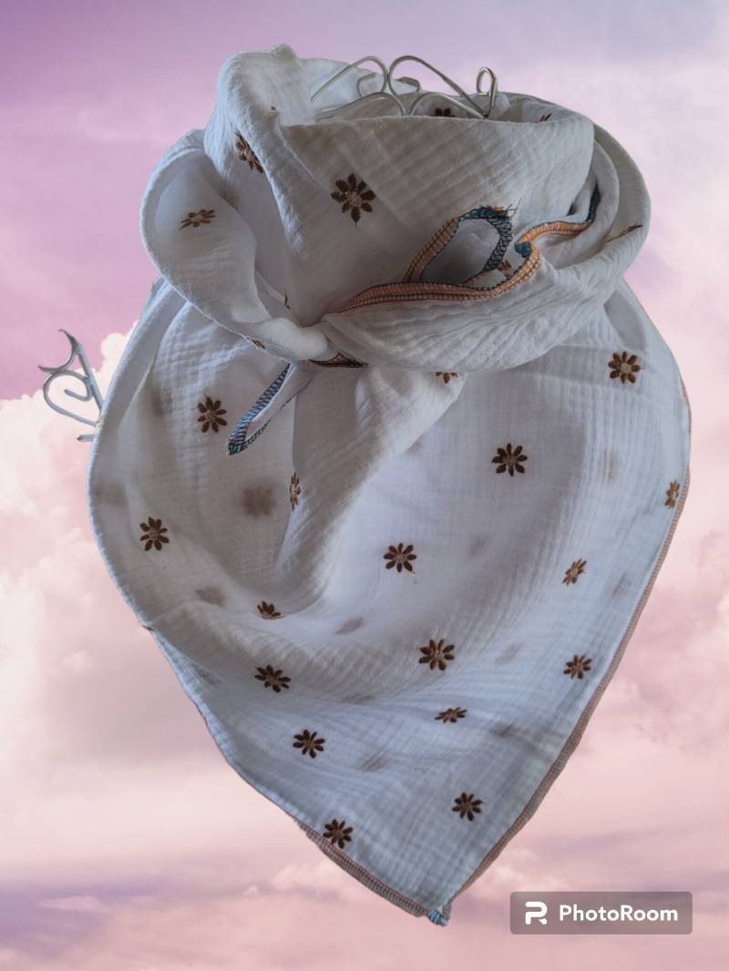 Dreiecktuch Musselin/Baumwolltuch Mamatuch Musselintuch Double Gauze/ Overlocknaht Weiß Mit Gestickten Gänseblümchen /Yogatuch von AccessoiresByMarja