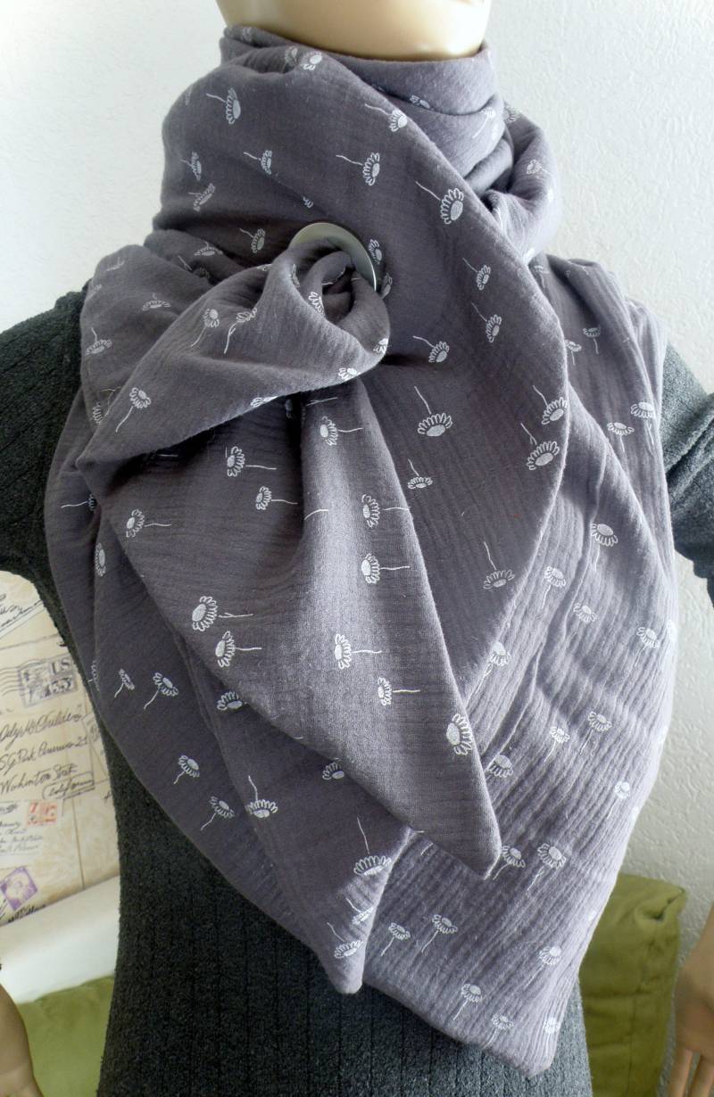 Dreiecktuch Xxl Mit Großer Öse/Baumwolltuch Grau Weißen Gänseblümchen Musselintuch /Schaltuch Wickelschal Halstuch von AccessoiresByMarja