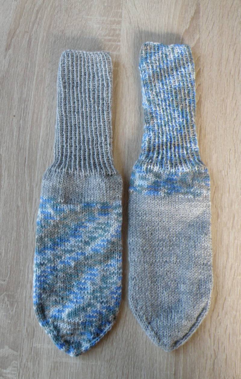Handgestrickte Bunte Wollsocken Mit Kuschelfaktor, Größe 38/39, Bunt, Blau, Grau , Geschenk Zu Jedem Anlass von AccessoiresByMarja