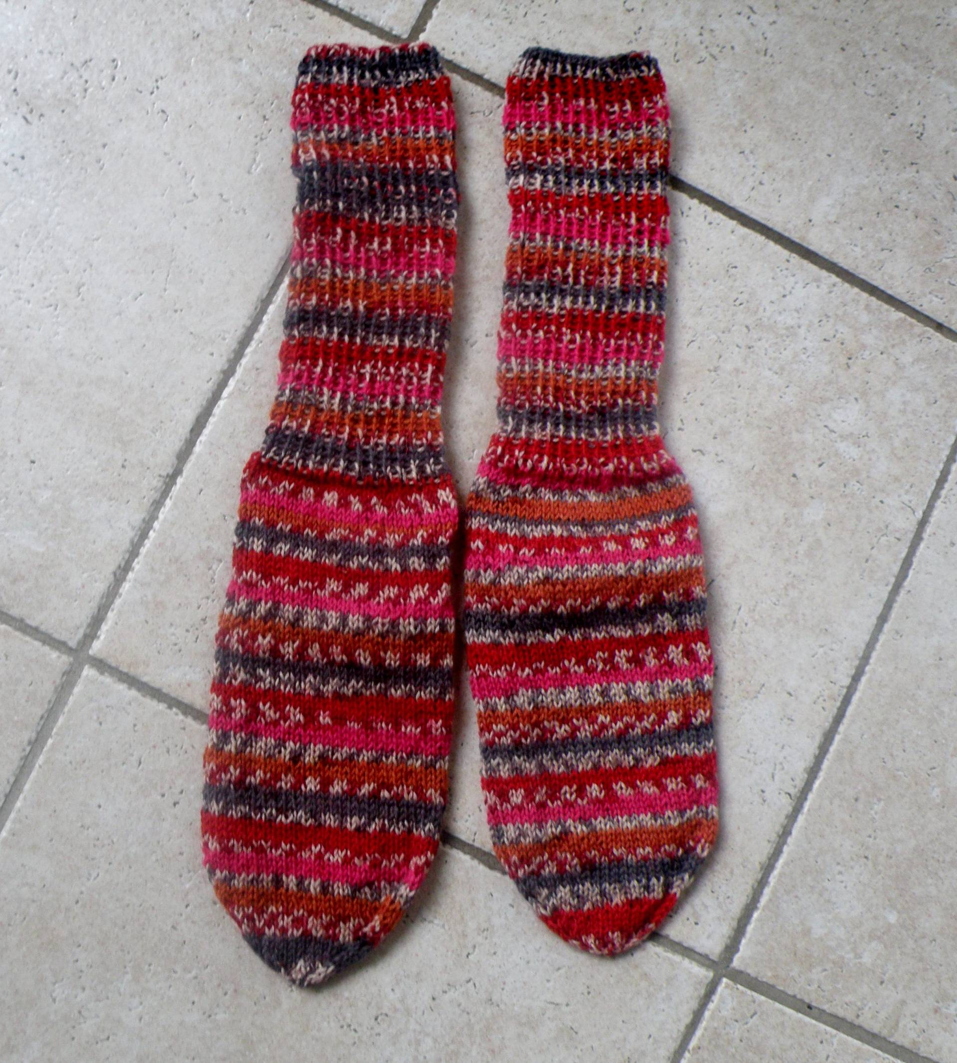 Handgestrickte Bunte Wollsocken Mit Kuschelfaktor, Größe 38/39, Verschiedene Rottöne, Geschenk Zu Jedem Anlass von AccessoiresByMarja