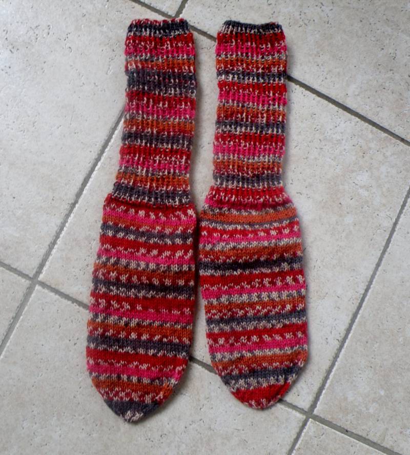 Handgestrickte Bunte Wollsocken Mit Kuschelfaktor, Größe 38/39, Verschiedene Rottöne, Geschenk Zu Jedem Anlass von AccessoiresByMarja