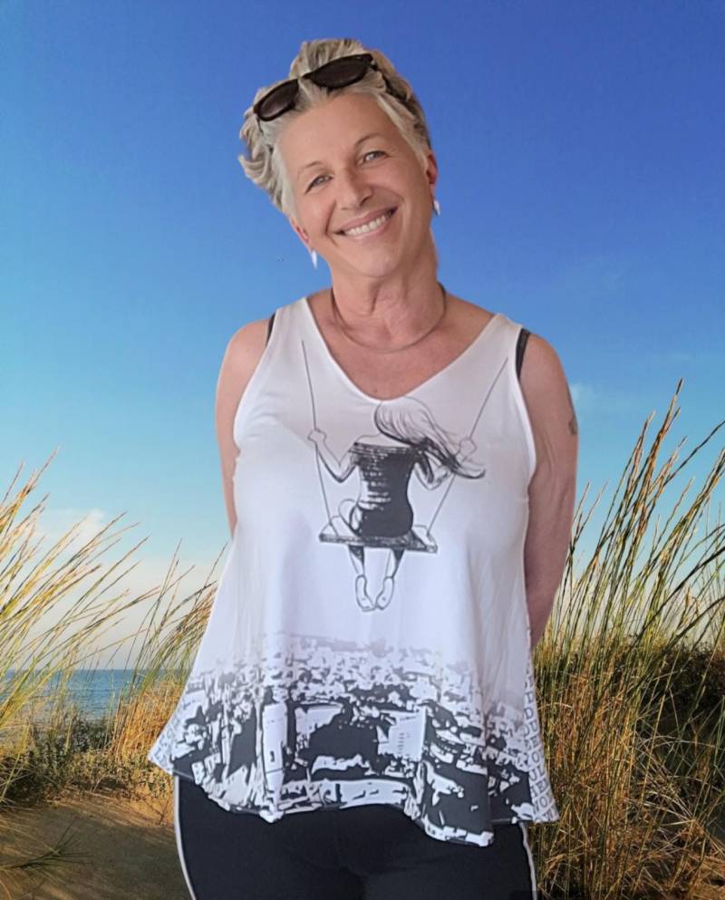 Kurzes Sommertop "Mädchen Auf Der Schaukel", Jersey, Größe M/L , Weit Geschnitten, Geschenk Für Frauen Und Mädchen von AccessoiresByMarja