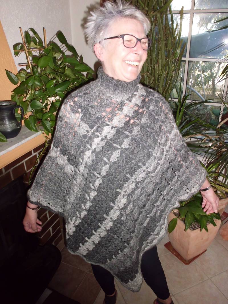 Poncho/Wolle Wollponcho Damenponcho Handarbeit Gehäkelt Grautöne von AccessoiresByMarja