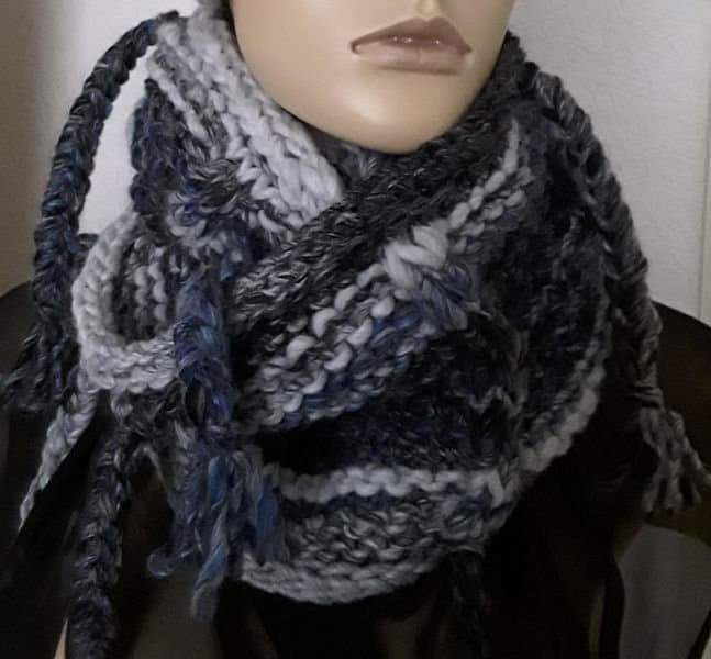 Schlauchschal/Loop Schal Halsschal Grau Blau Handgestrickt Wolle Weihnachtsgeschenk von AccessoiresByMarja