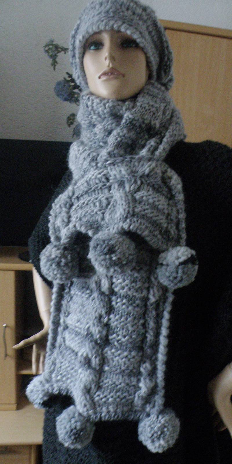 Zopfmusterschal/Schal Strickschal Wollschal Infinity Scarf Gugel Handgefertigt Chunky Knit Grau von AccessoiresByMarja