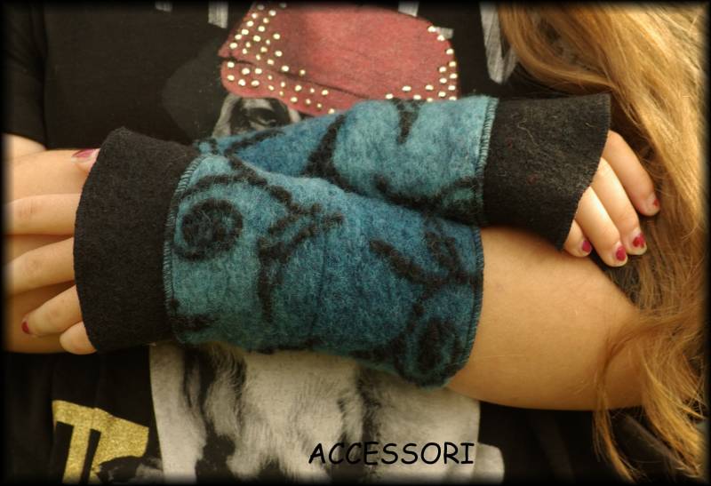 Armstulpen Aus Wolle Walk Blau Schwarz Mit Ranken Warm von AccessoriDE