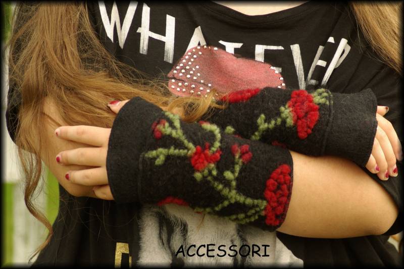 Armstulpen Aus Wolle Walk Geblümt Rosen Schwarz Rot Grün von AccessoriDE