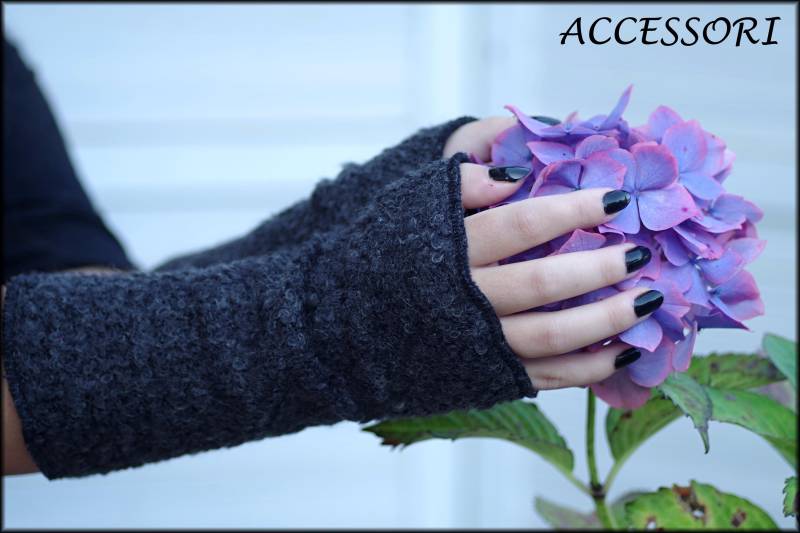 Armstulpen Damen Stulpen Aus Bouclé Stoff Dunkel Grau Warm Mit Fleece Gefuttert Pulswärmer von AccessoriDE