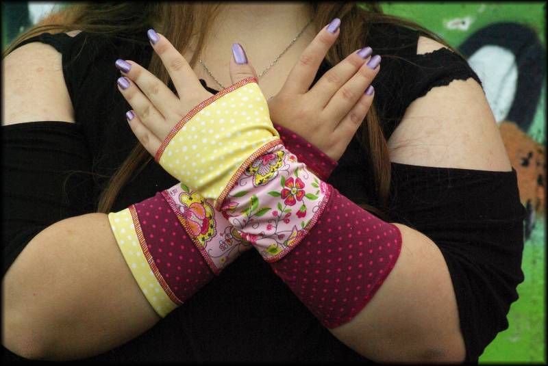 Armstulpen Handstulpen Handwärmer Pulswärmer Sommerstulpen Wendestulpen Gelb Rosa Gepunktet Geblümt Patchwork von AccessoriDE