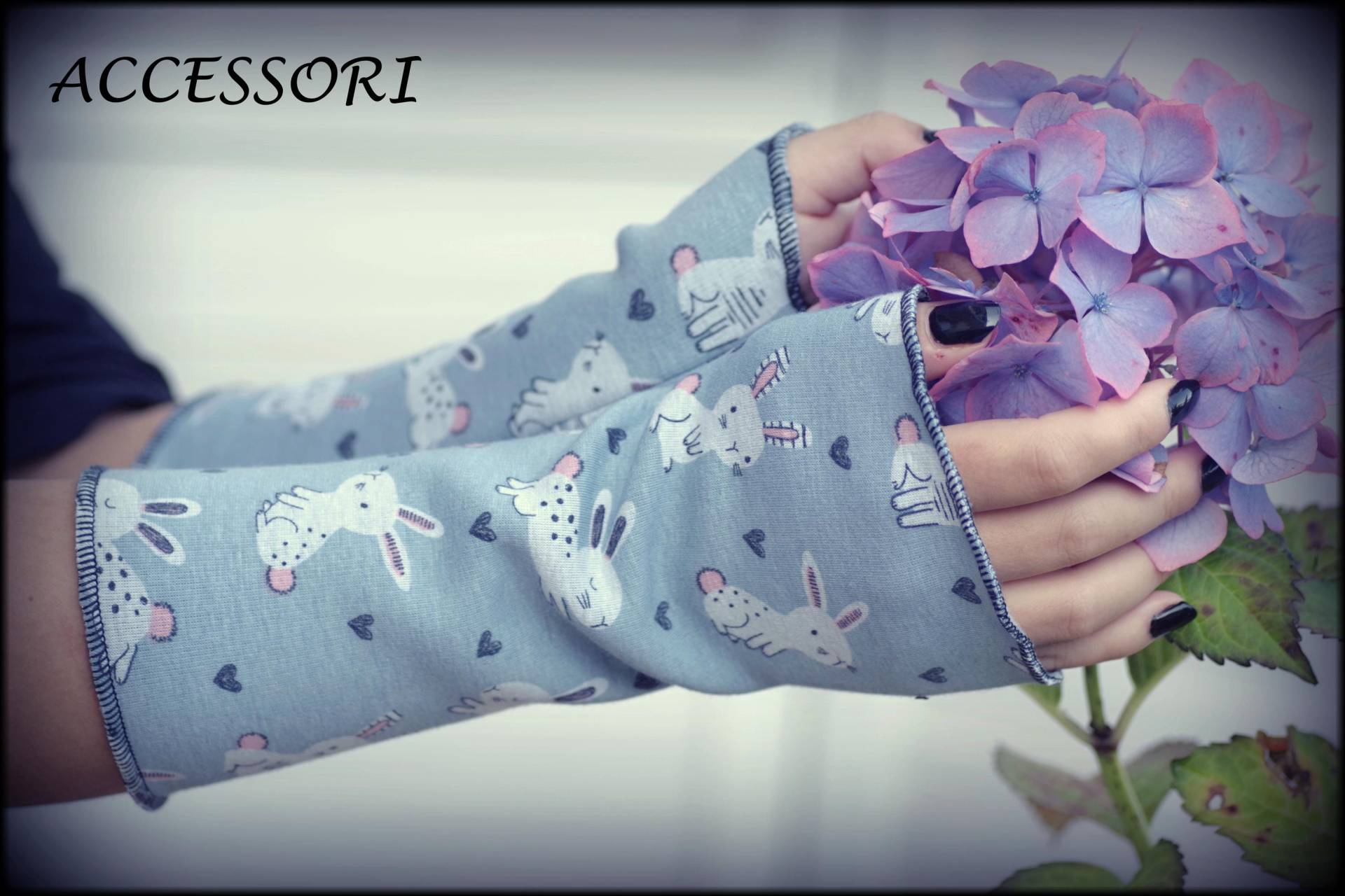 Armstulpen Mit Daumenloch Oder Ohne Stulpen Hase Hell Blau Fleece Alpenfleece Kuschelig Handstulpen von AccessoriDE