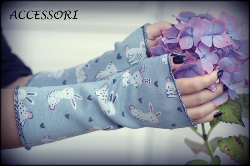 Armstulpen Mit Daumenloch Oder Ohne Stulpen Hase Hell Blau Fleece Alpenfleece Kuschelig Handstulpen von AccessoriDE