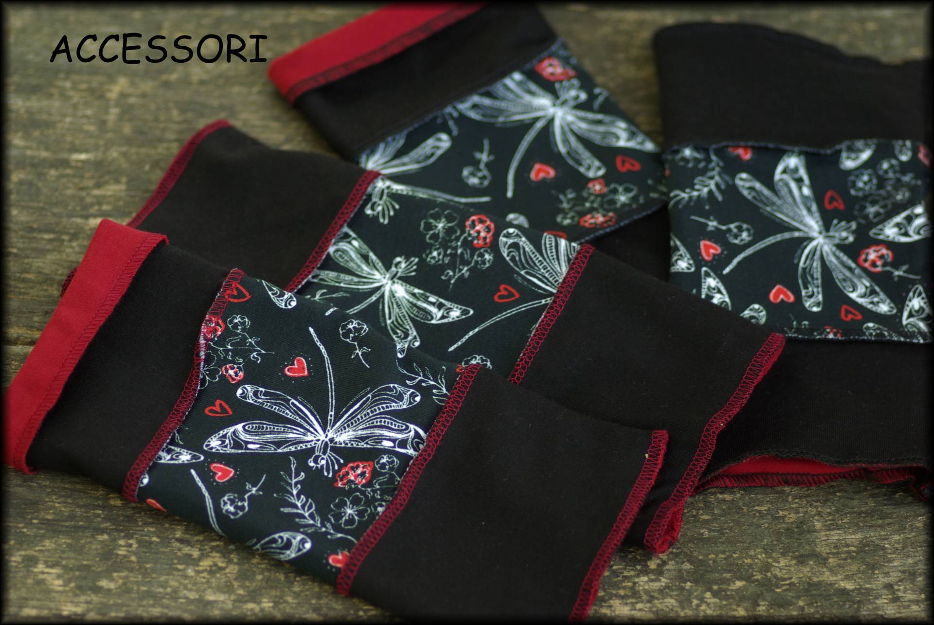 Armstulpen Stulpen Wendestulpen Handstulpen Pulswärmer Baumwolle Schwarz Rot Patchwork Libellen Herzen von AccessoriDE