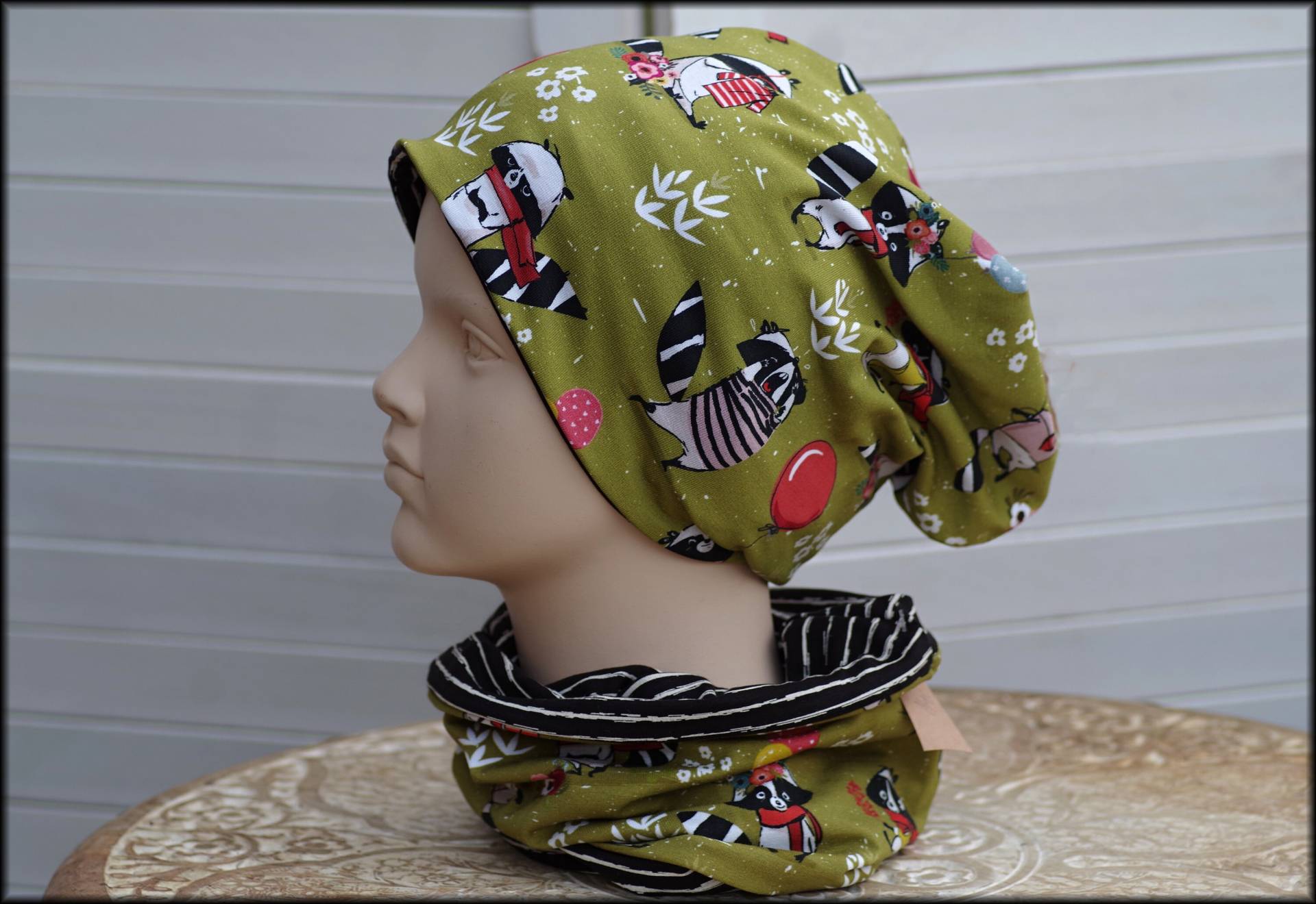 Kindermütze Beanie Loop Grün Mit Waschbär Schwarz Weiss Gestreift Baumwolle Babymütze von AccessoriDE