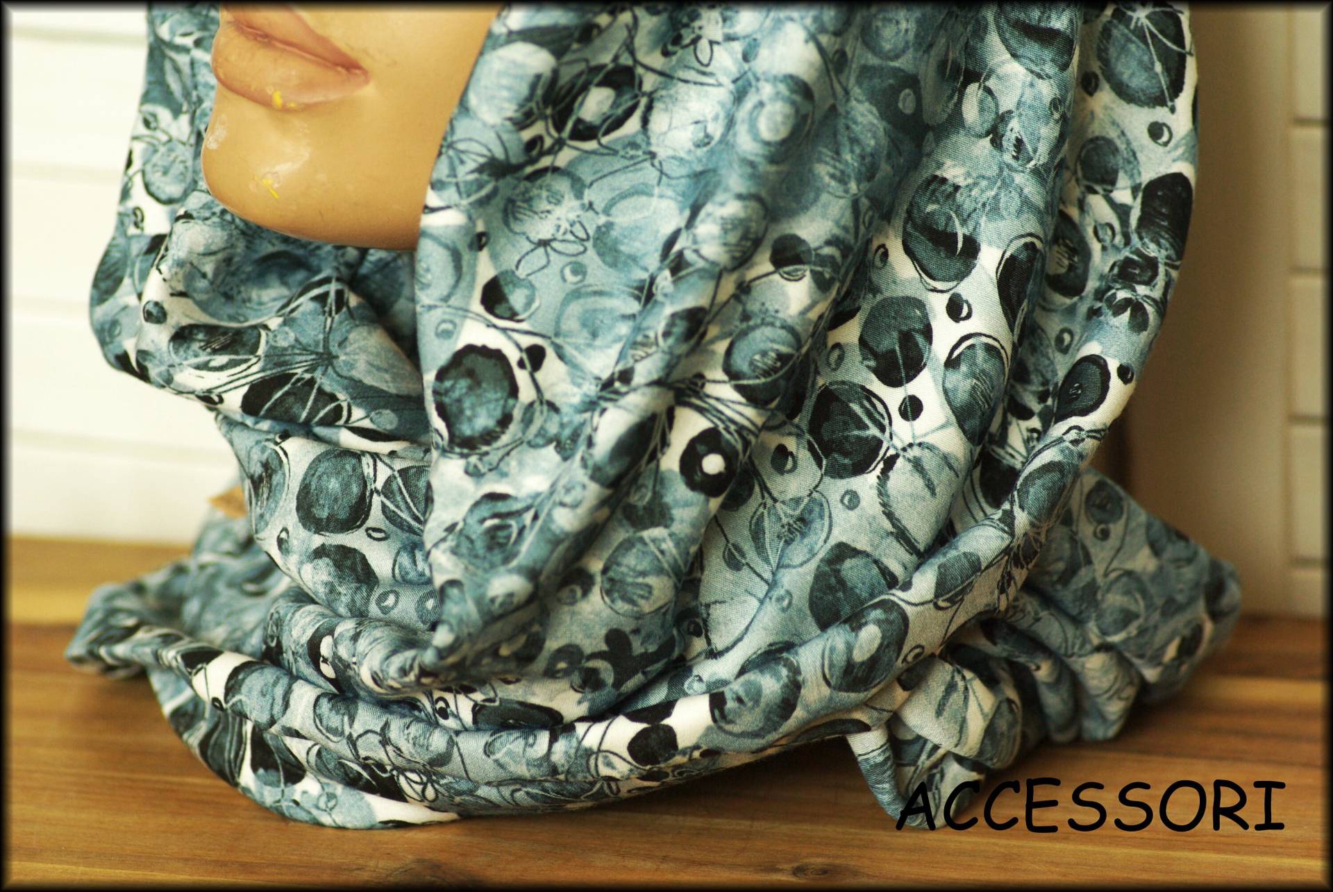 Loop Schal Wickelschal Braun Blaue Farbtöne Viskose Halsschmuck von AccessoriDE