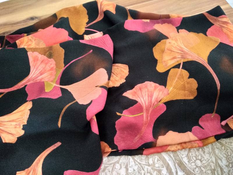 Loop Schal Wickelschal Sehr Leicht Schwarz Rosa Ginkgo Blätter Viskose Halsschmuck von AccessoriDE