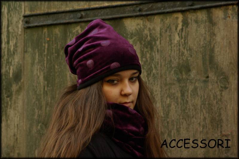 Mütze Beanie Mit Fleecefutter Samt Prägung Samtmütze Pflaumen Lila Gepunktet Loopschal Stirnband von AccessoriDE