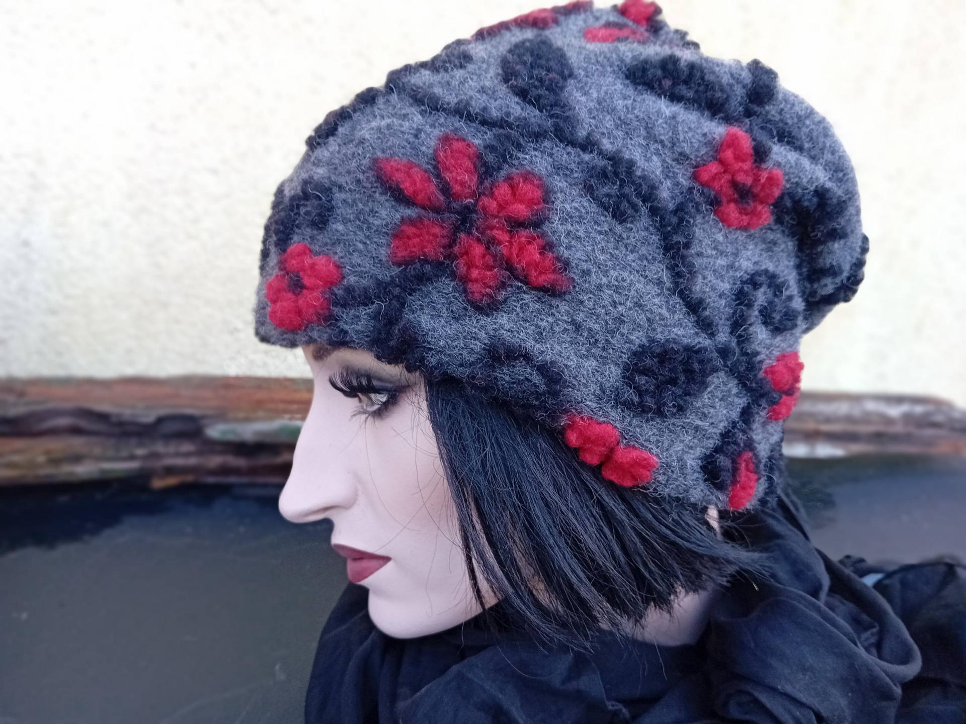 Wollmütze Mütze Beanie Wolle Geblümt Mit Ranken Dunkel Grau Rot Schwarz Warm Gefüttert Fleece Kuschelig von AccessoriDE