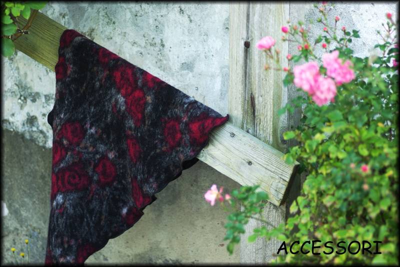 Wolltuch Dreieckstuch Wolle Mit Rosenmotiv Schwarz Grau Fuchsia Walk von AccessoriDE