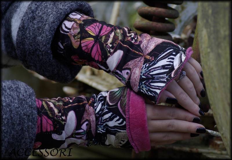 stulpen Armstulpen Beideseitig Oder Mit Daumenloch Schwarz Rosa Libellen Schmetterlinge Alpenfleece Handwärmer Weich Warm Kuschelig von AccessoriDE