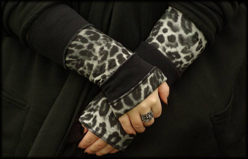 stulpen Armstulpen Handstulpen Wendestulpen Beideseitig Schwarz Leopard Muster Fleece Patchwork Handwärmer Weich Warm Kuschelig stulpen Armstulpen Handstulpen Wendestulpen Beideseitig Schwarz Leopard Muster Fleece Patchwork Handwärmer Weich Warm Kuschelig von AccessoriDE