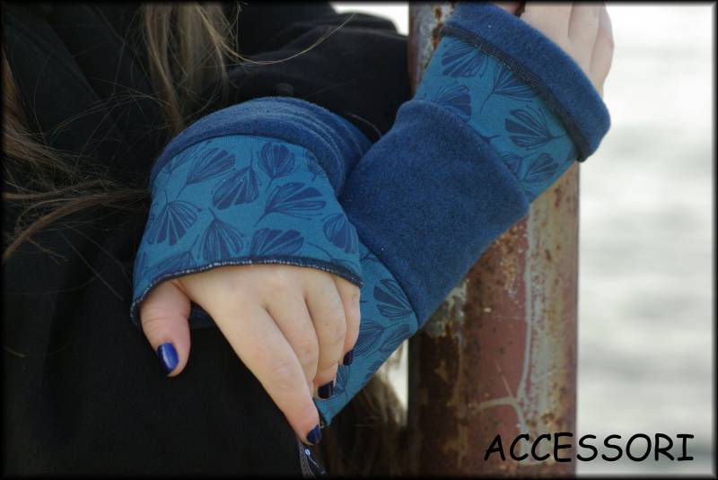 stulpen Armstulpen Wendestulpen Beideseitig Blau Mit Federn Motiv Polar Fleece Patchwork Baumwolljersey Handwärmer Weich Warm Kuschelig von AccessoriDE