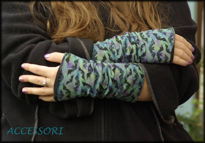 stulpen Halloween Pulswärmer Petrol Lila Grün Schwarz Fledermaus Baumwolljersey von AccessoriDE