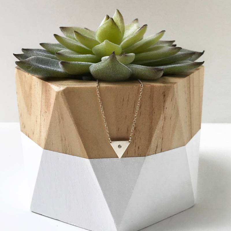 Gold Halskette, Kristall Anhänger Dreieck N245-G von AccessoriesAtelier