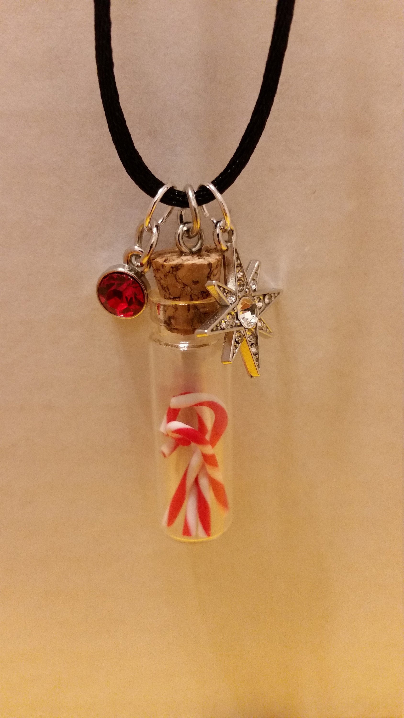 Candy Cane Halskette, Weihnachtssüßigkeits-Halskette, Rot Gestreifte Süßigkeit, Handgemachte Geschenke, Handgemacht in Michigan, Us von AccessoriesByMarcy