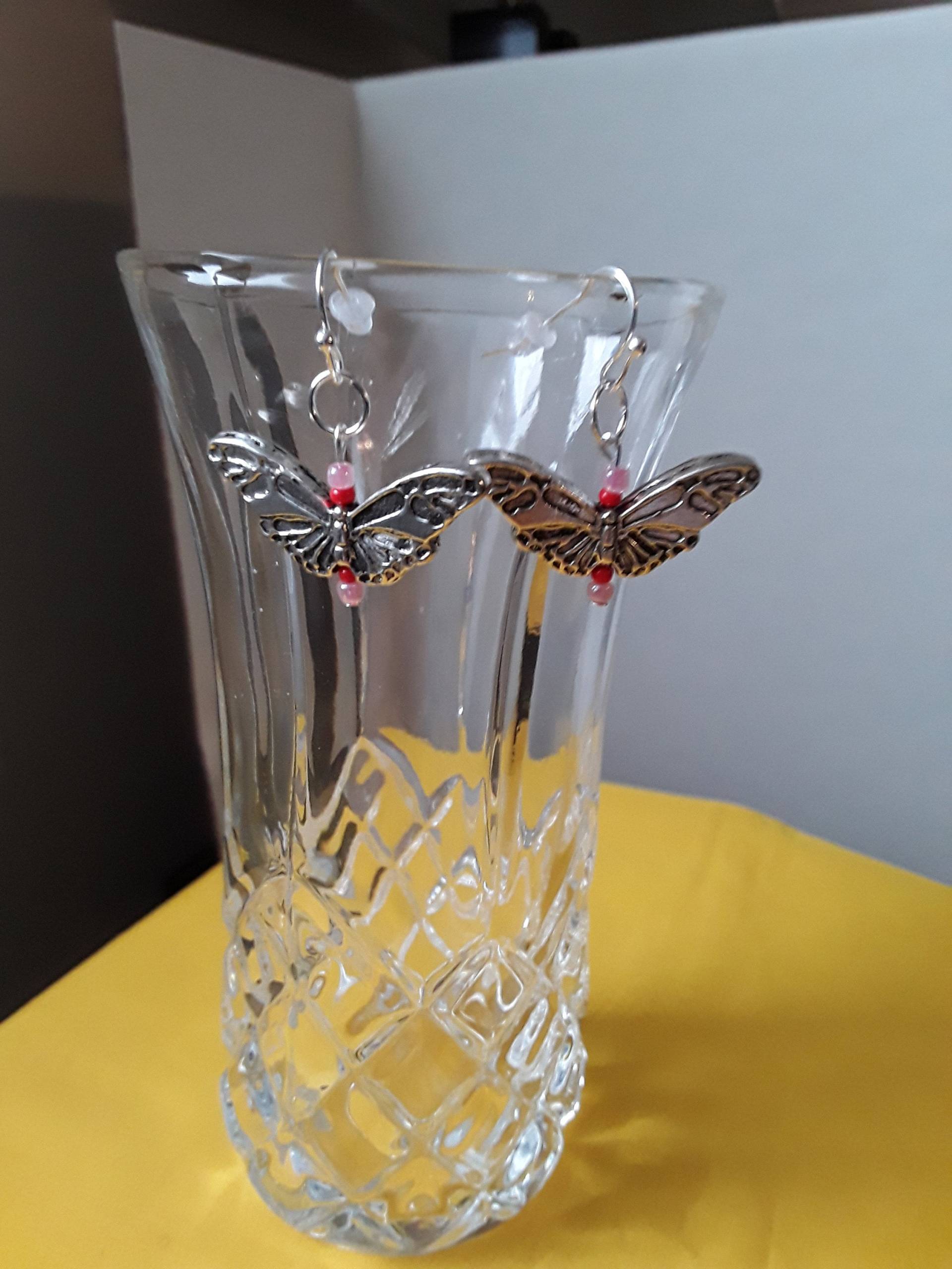 Schmetterling Ohrringe, Baumeln Rote Und Rosa Glasperlen, Sterling Silber Ohrhaken, Handgemacht von AccessoriesByMarcy