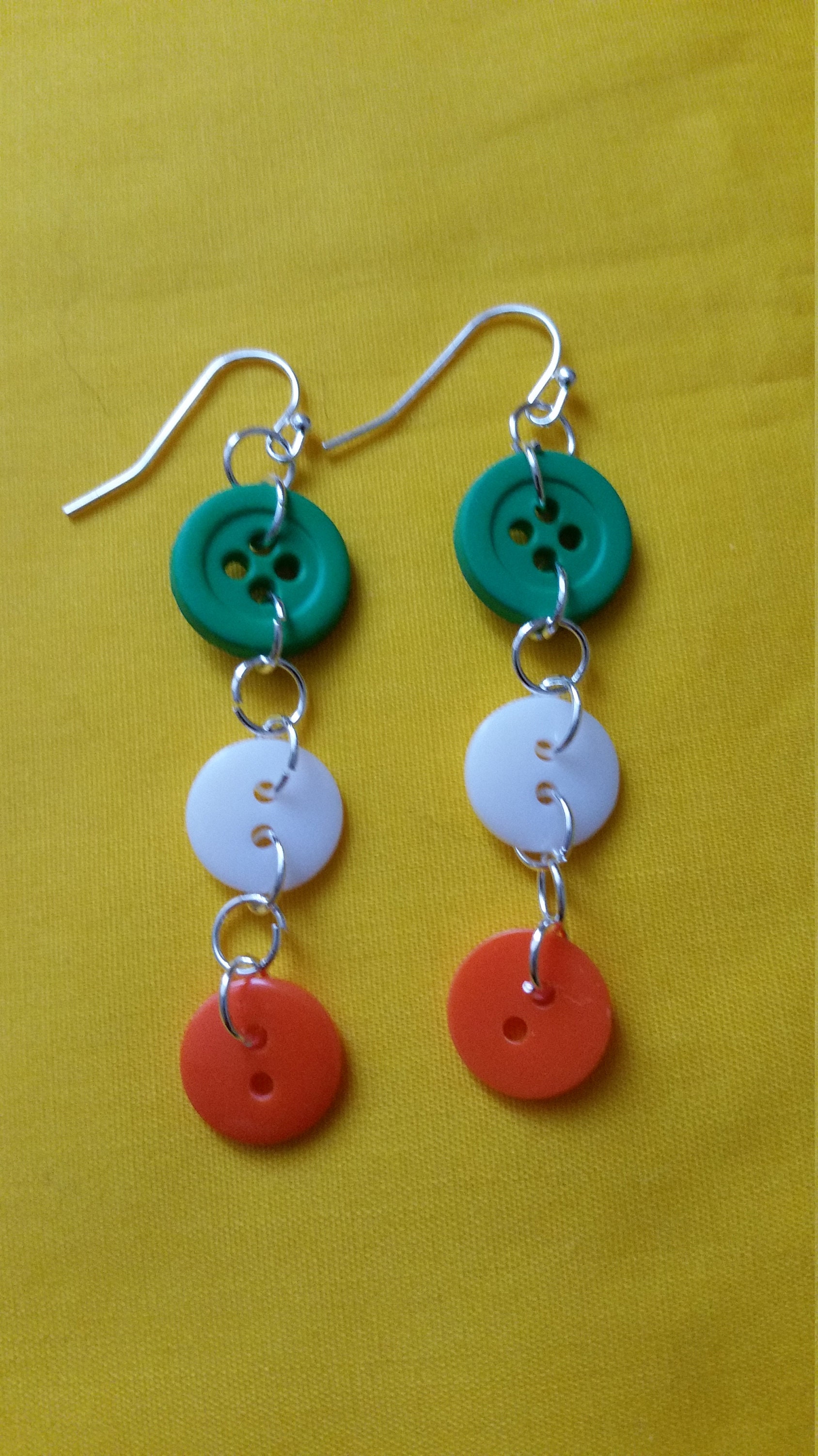 St. Patrick's Day Ohrringe, Irland Flagge Grün, Sterling Silber Plattierte Ringe Und Ohrhaken, 5, 7 cm Lang von AccessoriesByMarcy