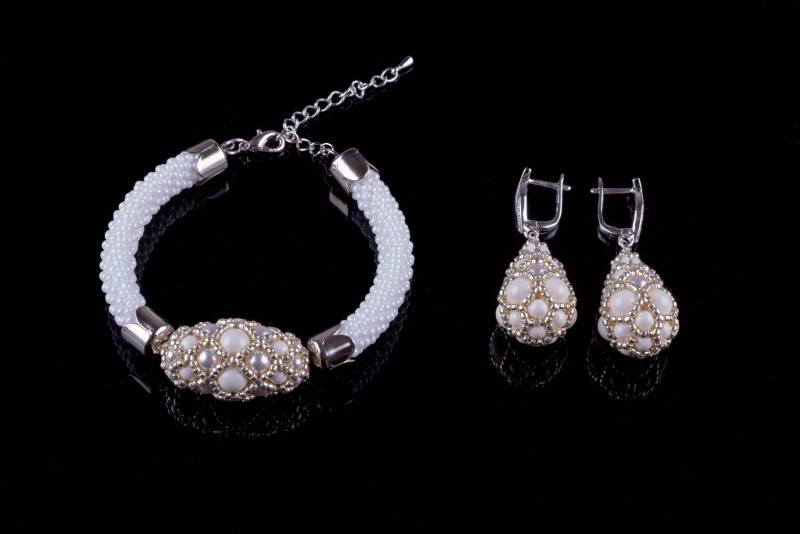Weißes Saatgutperlen-Set, Weiße Perlenohrringe Und Armband, Perlenschmuck, Häkelschmuck, Für Mama, Perlenhäkelseil, Osterzubehör von AccessoriesForStyle