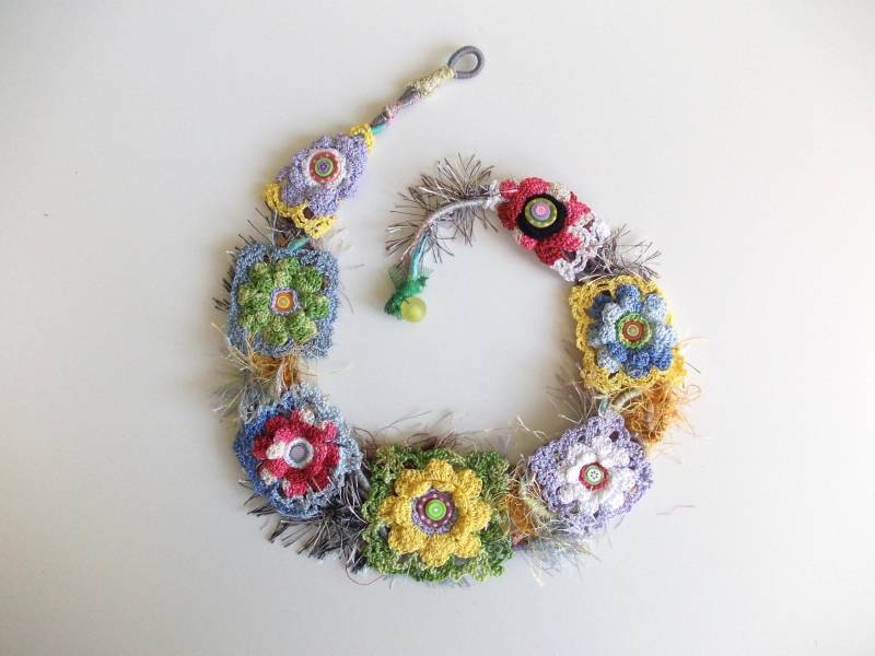 Gehäkelte Blumen Statement Kette Boho Lätzchen Regenbogen, Baumwollgarn von AccessoriesLilit